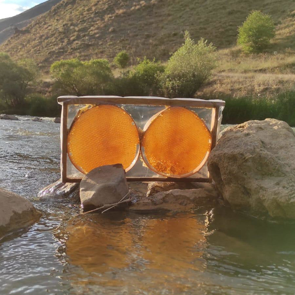 Honigwabe / Gold-Wabenhonig mit Hocharomatischem Blütenhonig im traditionellen Holzrähmchen, 2500 - 3000g in Premium Qualität, 100% Naturbelassen