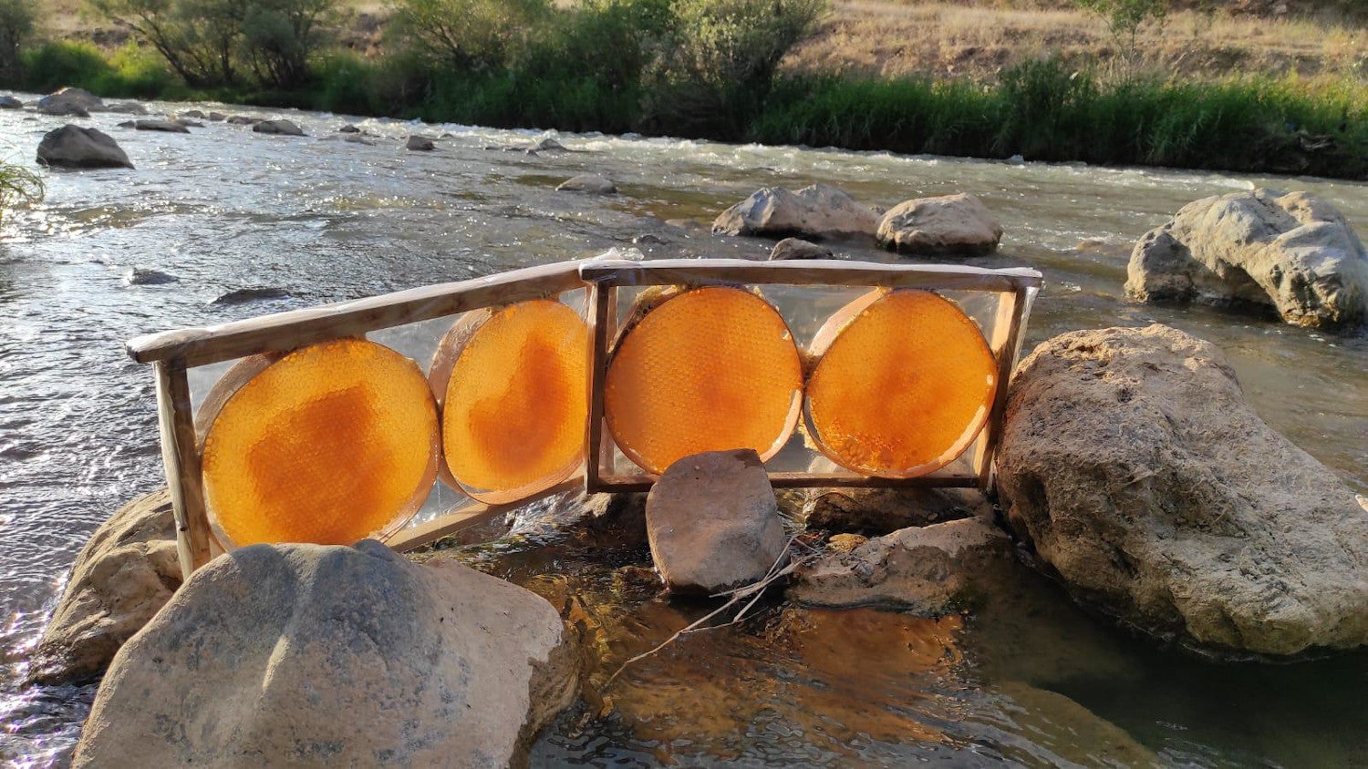 Honigwabe / Gold-Wabenhonig mit Hocharomatischem Blütenhonig im traditionellen Holzrähmchen, 2500 - 3000g in Premium Qualität, 100% Naturbelassen